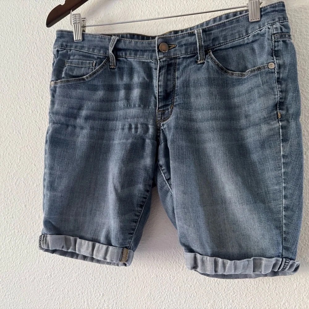 Old Navy Women's Mid-Rise Bermuda Denim Shorts Size 8 Classic Relaxed Casual